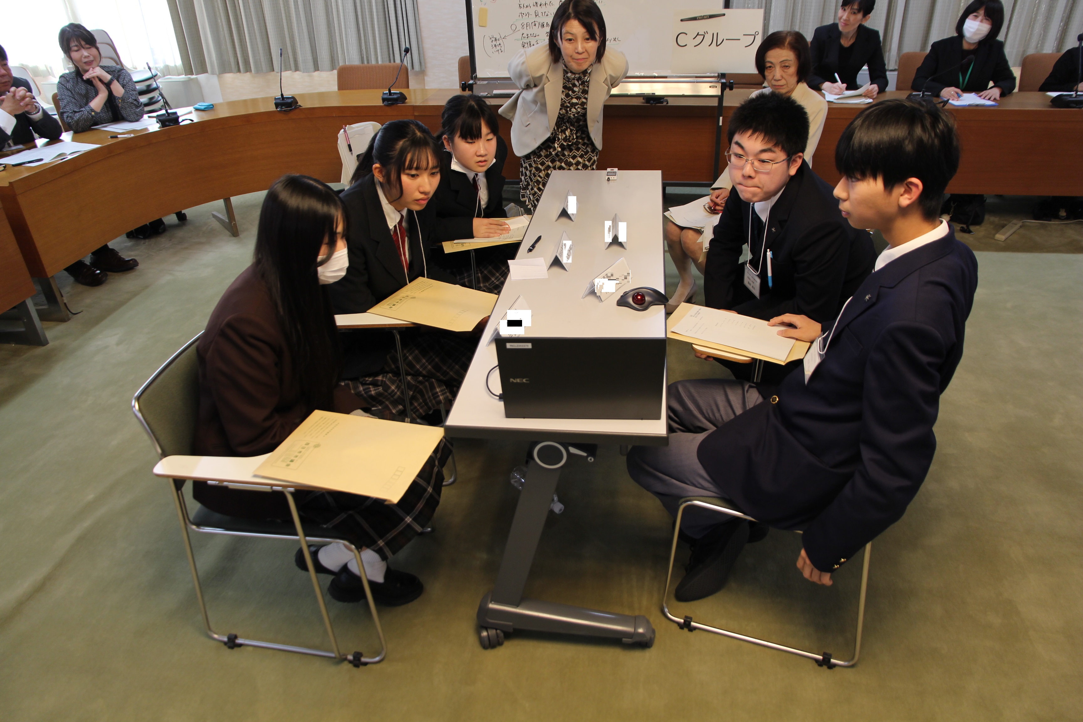 パソコンを注視する高校生議員