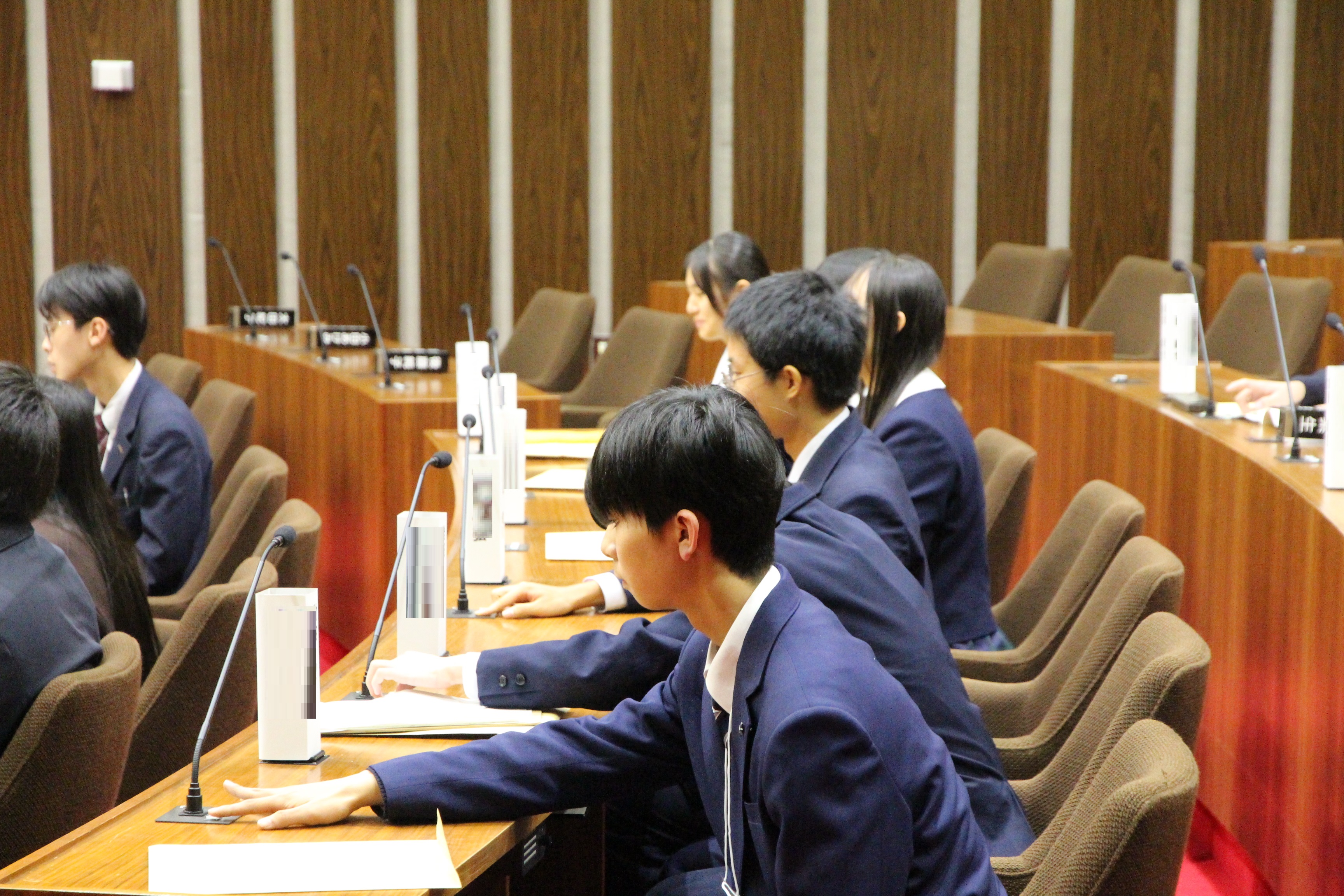 電子採決をする高校生議員