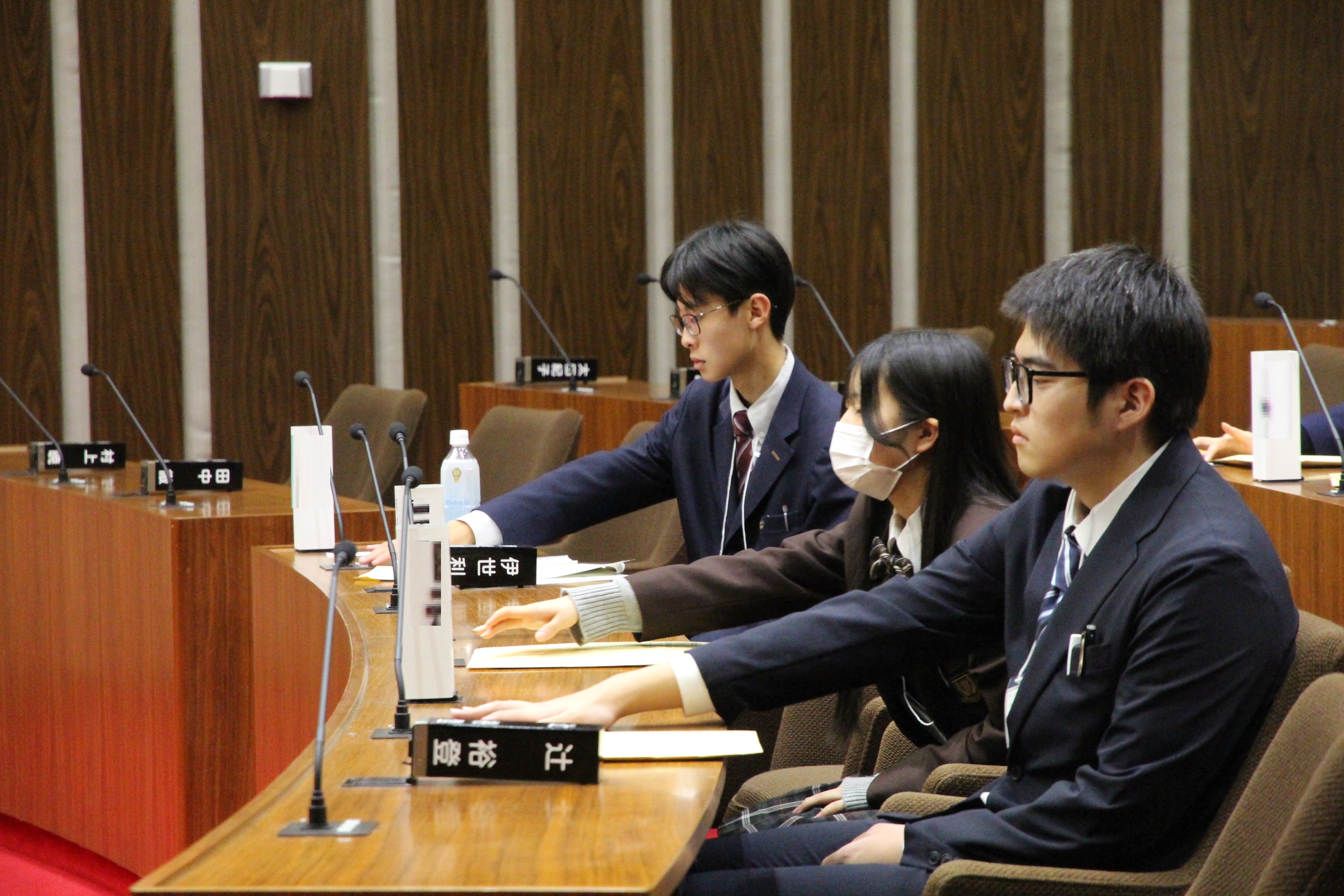 採決をする高校生議員