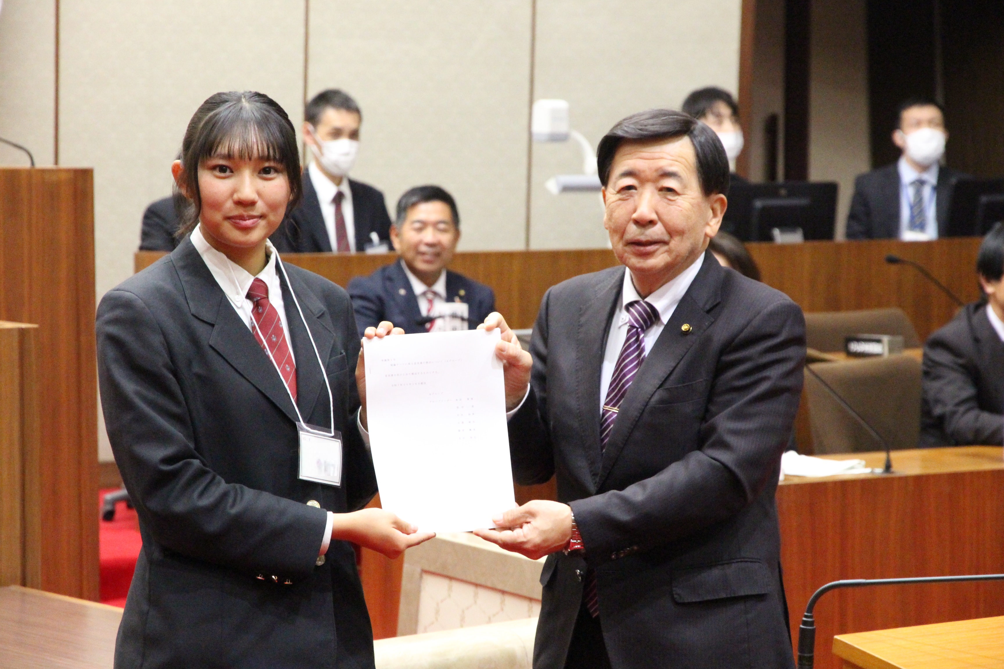 市議会議長へ意見書を手渡す高校生議長