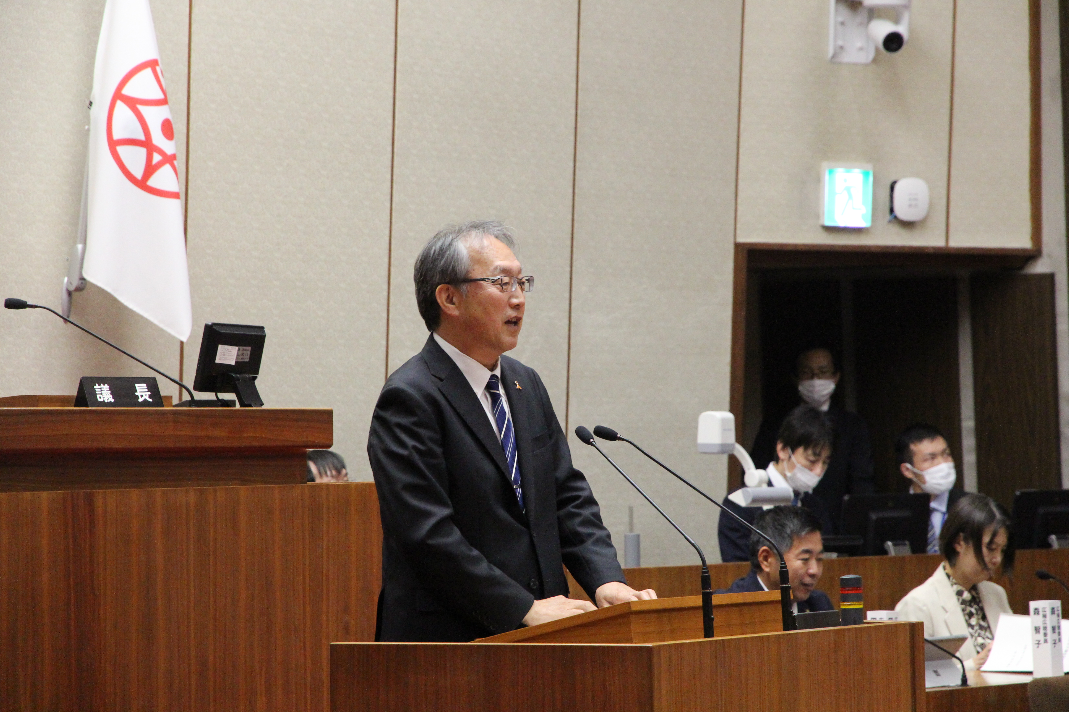 演台に立ち講評を述べる副市長