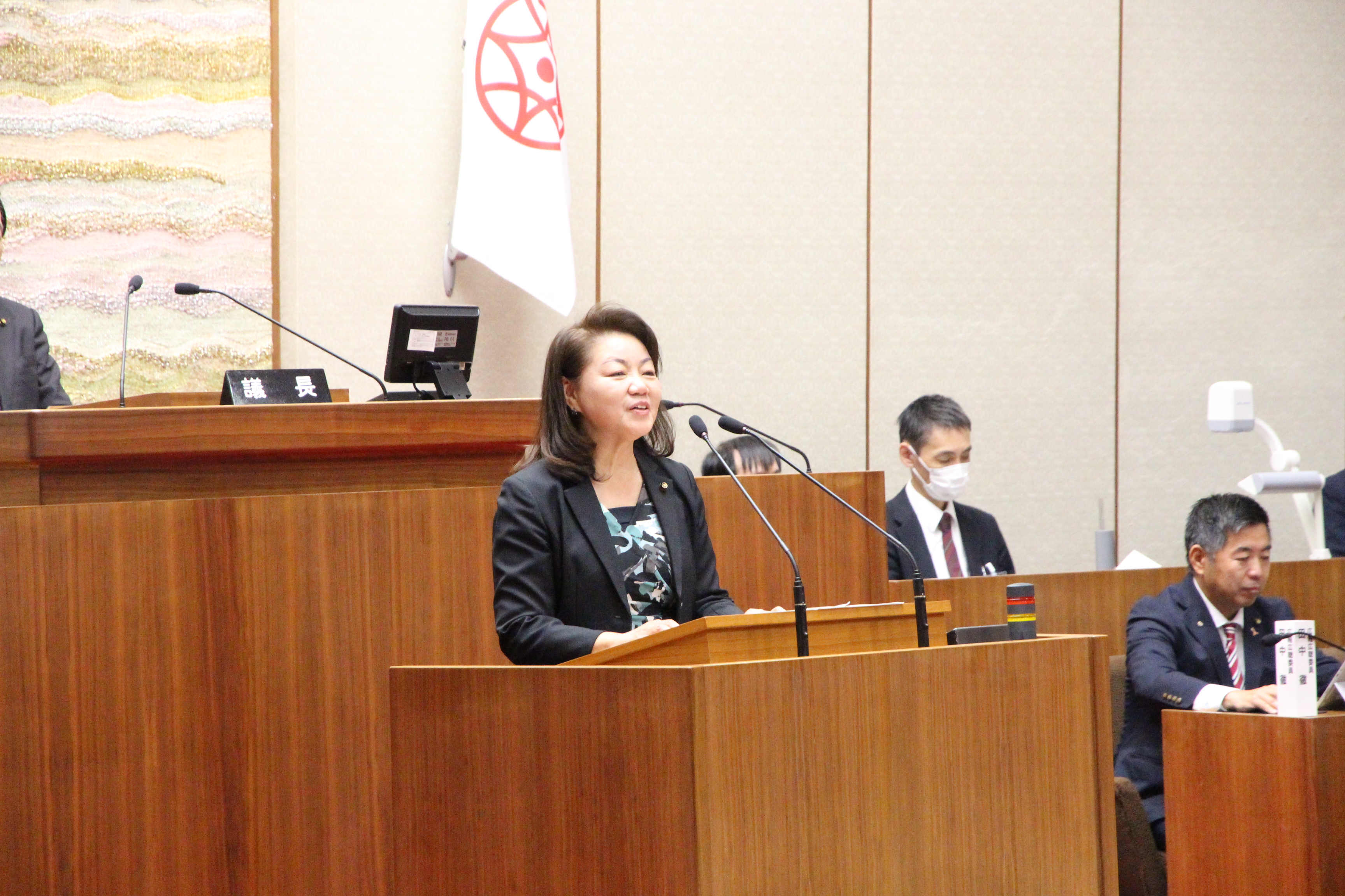 演台に立ち、挨拶をする副議長