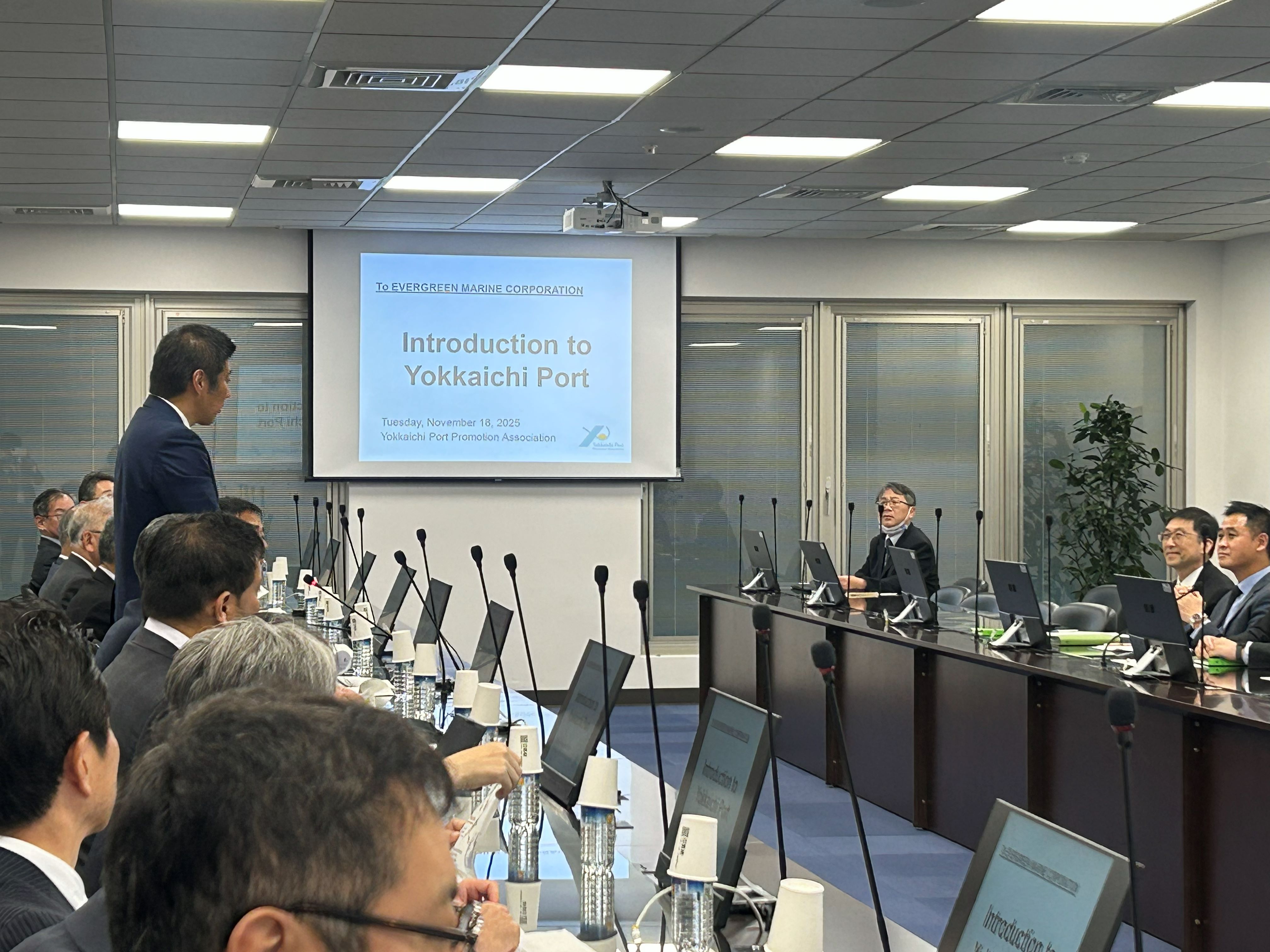 20251117~20251122　四日市港利用促進協議会アジア訪問団　立ち上がり発言する市長