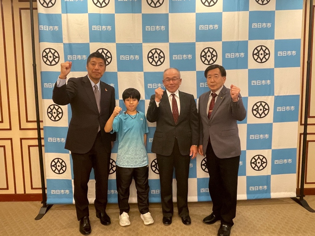 20251201 美翔団ジュニアバドミントン表敬訪問.jpg