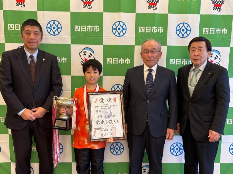 20260209 美翔団ジュニアバドミントン表敬訪問.jpg