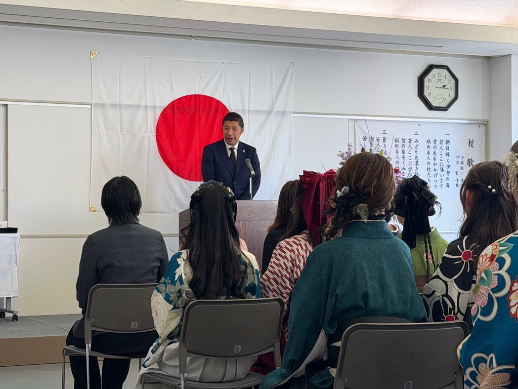 20260312 四日市医師会看護専門学校卒業式.jpg